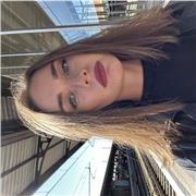 Laureanda in giurisprudenza impartisce lezioni private di filosofia a studenti di scuole superiori